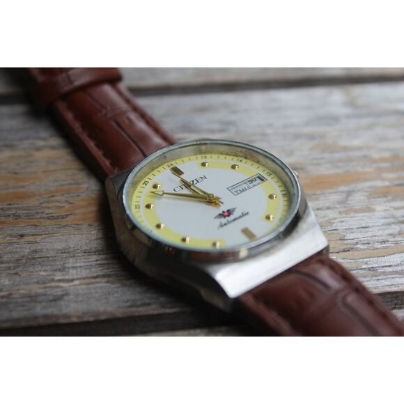 Vintage 1981 Citizen Automatic Mens Silver Watch W/daydate & Yellow accents - Picture 2 of 6